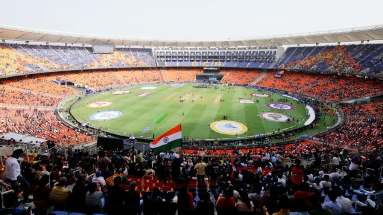 વર્ષ 2020 અને 2021 ની અડધી સિઝન ભારત બહાર યુએઈમાં રમાઈ હતી. જ્યારે અંતિમ સિઝન મુંબઈ અને પુણેમાં રમાઈ હતી. આ વખતે લીગ હવે તેના જૂના ફોર્મેટ મુજબ હોમ-અવેમાં રમાશે. લીગ મેચો 12 સ્ટેડિયમમાં રમાશે. જે મેચો અમદાવાદ, મોહાલી, લખનૌ. હૈદરાબાદ, બેંગ્લુરુ, ચેન્નાઈ, દિલ્લી, કોલકાતા, જયપુર, મુંબઈ, ગુવાહાટી અને ધર્મશાળામાં રમાનારી છે. 