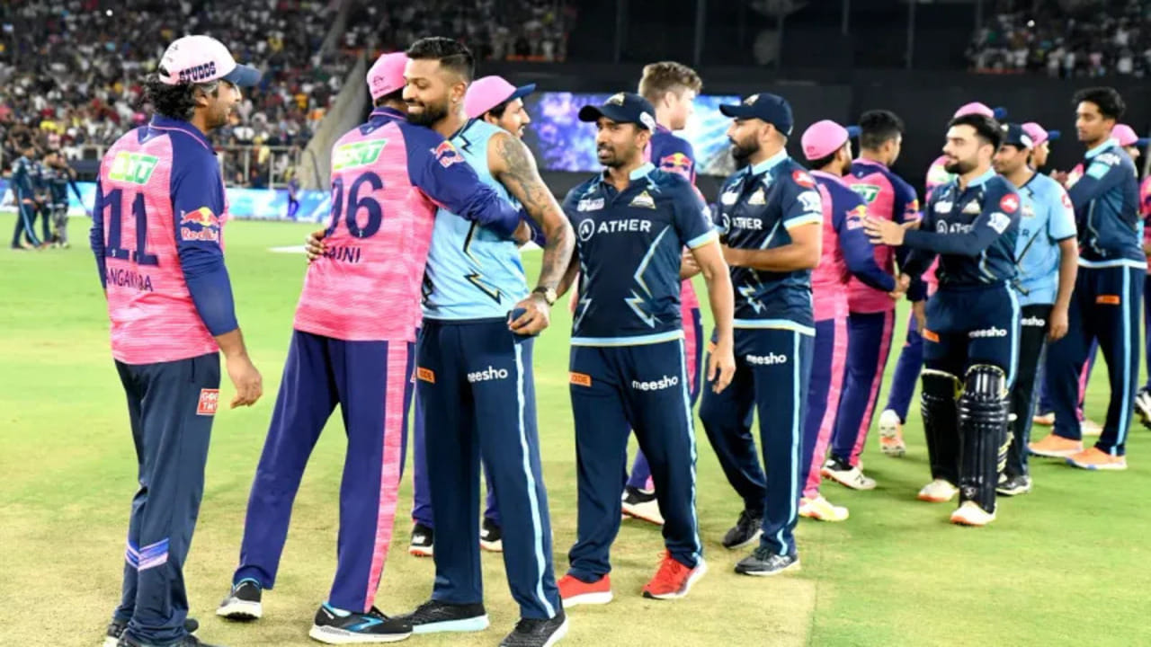 બે ગ્રુપમાં વહેંચાયેલી ટીમો લીગ સ્ટેઝમાં કુલ 14-14 મેચો રમશે. ત્યાર બાદ 3 પ્લેઓફ મેચ અને બાદમાં ફાઈનલ મેચ રમાશે. 