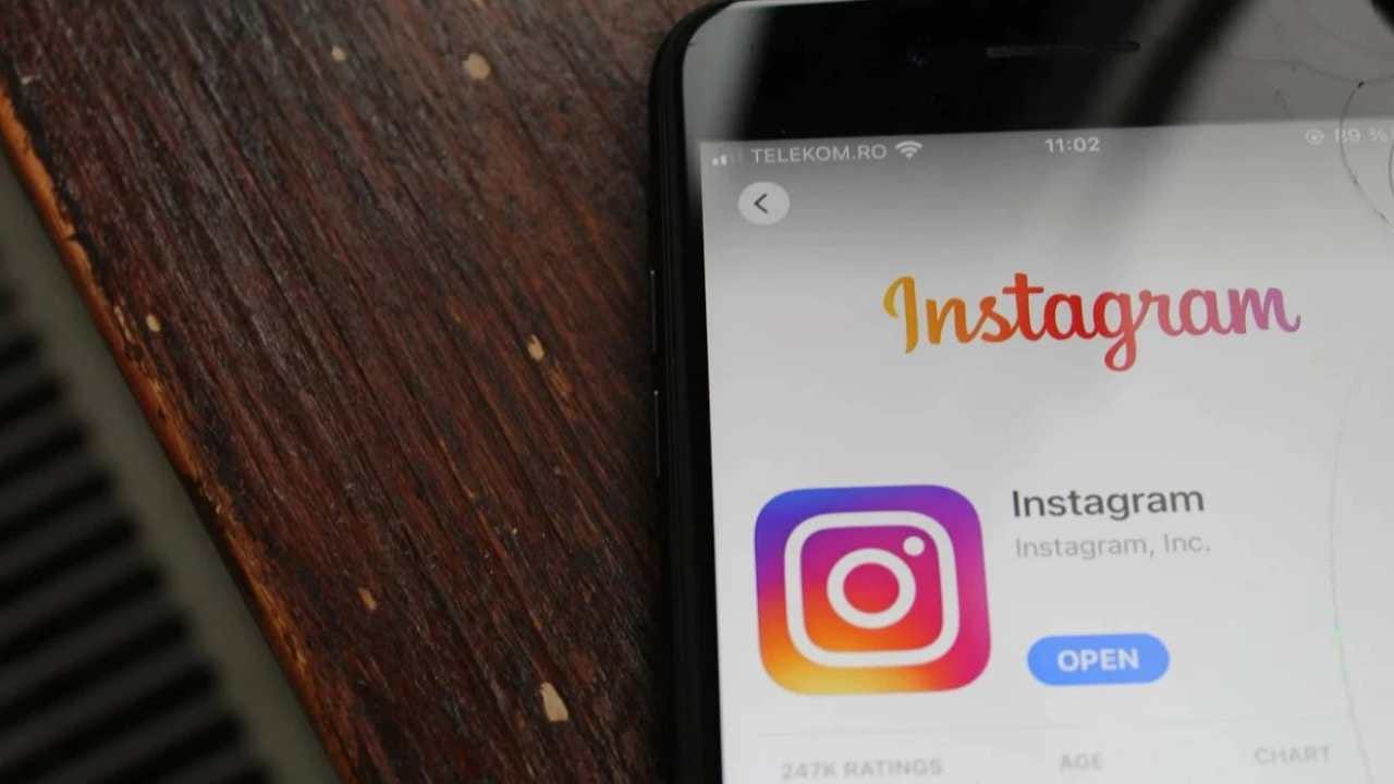 ઇન્સ્ટાગ્રામ પર પ્રખ્યાત લોકો અથવા પસંદ કરેલા વપરાશકર્તાઓને બ્લુ ટિક આપવામાં આવે છે. આમાંથી ફેક એકાઉન્ટ પર પણ કાર્યવાહી કરવામાં આવે છે. વપરાશકર્તાનામની બાજુમાં બ્લુ ટિક રાખવાથી પુષ્ટિ થાય છે કે એકાઉન્ટ ઓરિજનલ છે અને તેને Instagram દ્વારા પુષ્ટિ કરવામાં આવી છે.