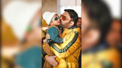 જાણીતા કોમેડિયન અને ટીવીનો પોપ્યુલર શો 'ધ કપિલ શર્મા શો'ના હોસ્ટ કપિલ શર્મા અવારનવાર લાઈમલાઈટમાં રહે છે. આજે તેના પુત્ર ત્રિશાનનો જન્મદિવસ છે, ત્રિશાન 2 વર્ષનો થઈ ગયો છે. (Image: Kapil Sharma Instagram)