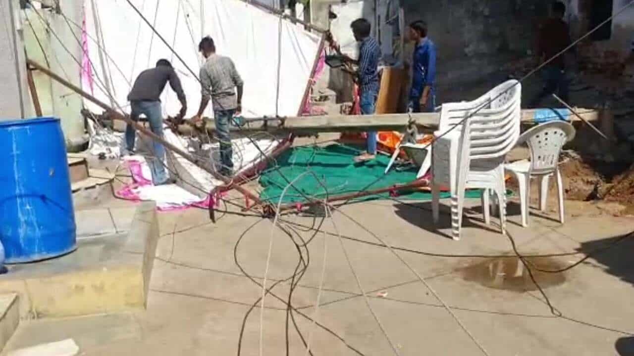 Gujarati video: ખેડાના નડિયાદમાં વીજપોલ પડતા નાસભાગ, સદનસીબે જાનહાનિ ટળી