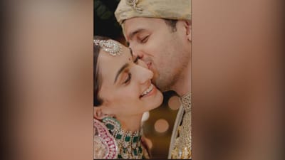 એક્ટર સિદ્ધાર્થ મલ્હોત્રા અને કિયારા અડવાણી લગ્નના બંધનમાં બંધાઈ ગયા છે. આ શાનદાર લગ્ન બાદ હવે એવા અહેવાલો આવી રહ્યા છે કે લગ્નમાં કરોડો રૂપિયાનો ખર્ચ કરવામાં આવ્યો છે. પરંતુ આ પહેલા પણ ઈન્ડસ્ટ્રીમાં ઘણા એવા લગ્ન થયા છે જેમાં પૈસા પાણીની જેમ વહી ગયા છે. રિપોર્ટ્સ મુજબ સિદ્ધાર્થ-કિયારાના લગ્નમાં લગભગ 6 કરોડ રૂપિયાનો ખર્ચ કરવામાં આવ્યો છે.