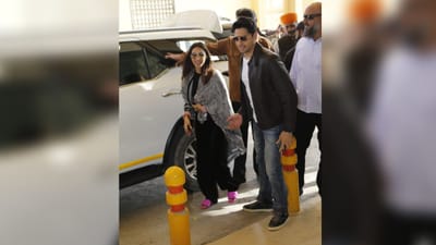 લગ્ન પછી સિદ્ધાર્થ મલ્હોત્રા અને કિયારા અડવાણી ચર્ચામાં છે. મંગળવારે બંનેએ જેસલમેરના સૂર્યગઢ પેલેસમાં સાત ફેરા લીધા. બંને લગ્ન પછી પહેલીવાર સ્પોટ થયા છે. (PC: Twitter)