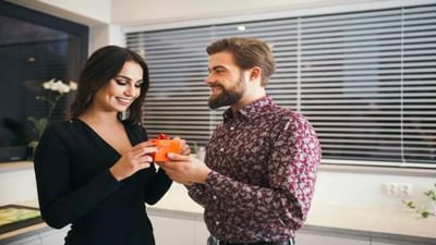 Valentine’s Day 2023: વેલેન્ટાઈન ડે પર ગર્લફ્રેન્ડને ગિફ્ટ આપવા માટે કન્ફયૂઝ છો, તો જોઈ લો આ લિસ્ટ