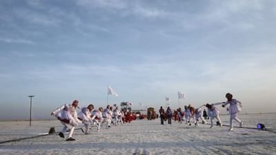 G-20 સમિટ અનુસંધાને વિવિધ દેશના ડેલીગેટસ કચ્છના મહેમાન બન્યા છે. ત્યારે ધોરડો સફેદ રણ ખાતે કેમલ સફારી અને સાંસ્કૃતિક કાર્યક્રમની ઝાંખીઓ રજૂ કરીને તેમનું કચ્છી પરંપરા મુજબ સ્વાગત કરવામાં આવ્યું હતું. કચ્છની સંસ્કૃતિની ઝલક સાથે અધિકારીઓને સફેદ રણમાં સનસેટ પોઈન્ટ તથા અફાટ સફેદરણના સૌદર્યની મજા માણી હતી. 