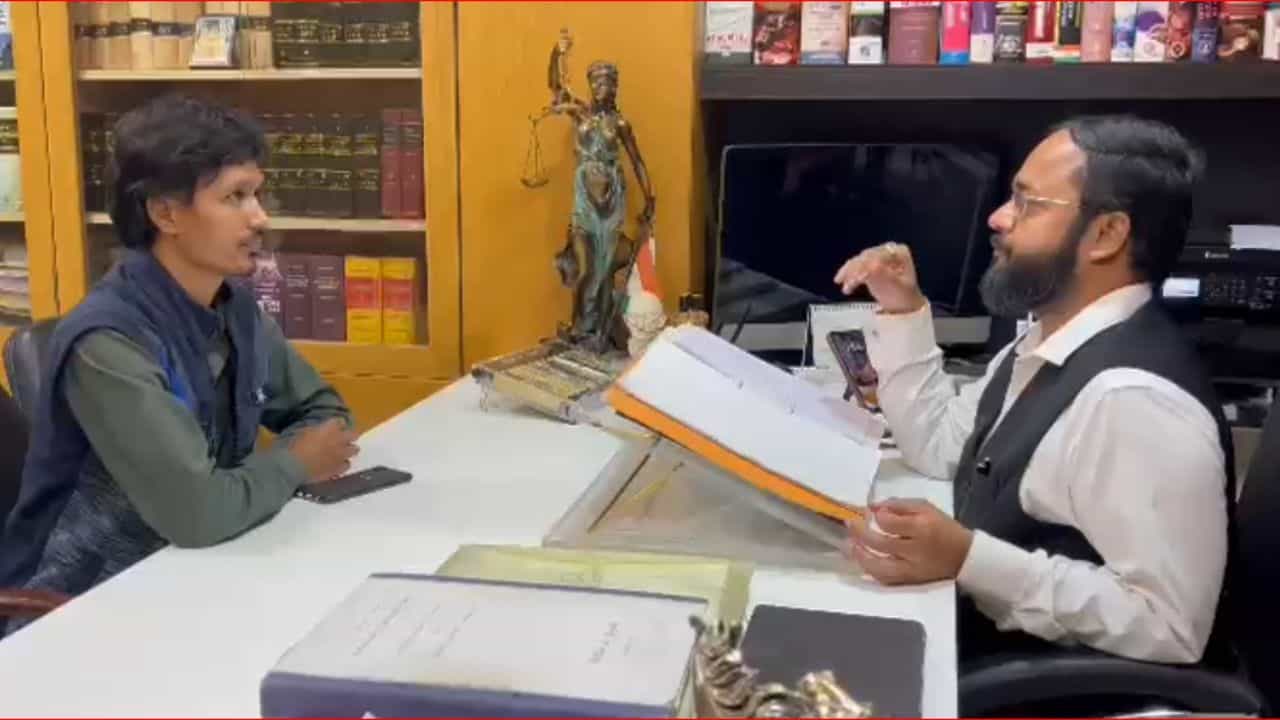 Gujarati Video : MS યુનિવર્સિટીમા હિન્દુ દેવી દેવતાના વિવાદાસ્પદ ચિત્રોમા સપડાયેલા વિધાર્થી કુંદનને હાઈકોર્ટેની મોટી રાહત, જુઓ Video મા અપડેટસ