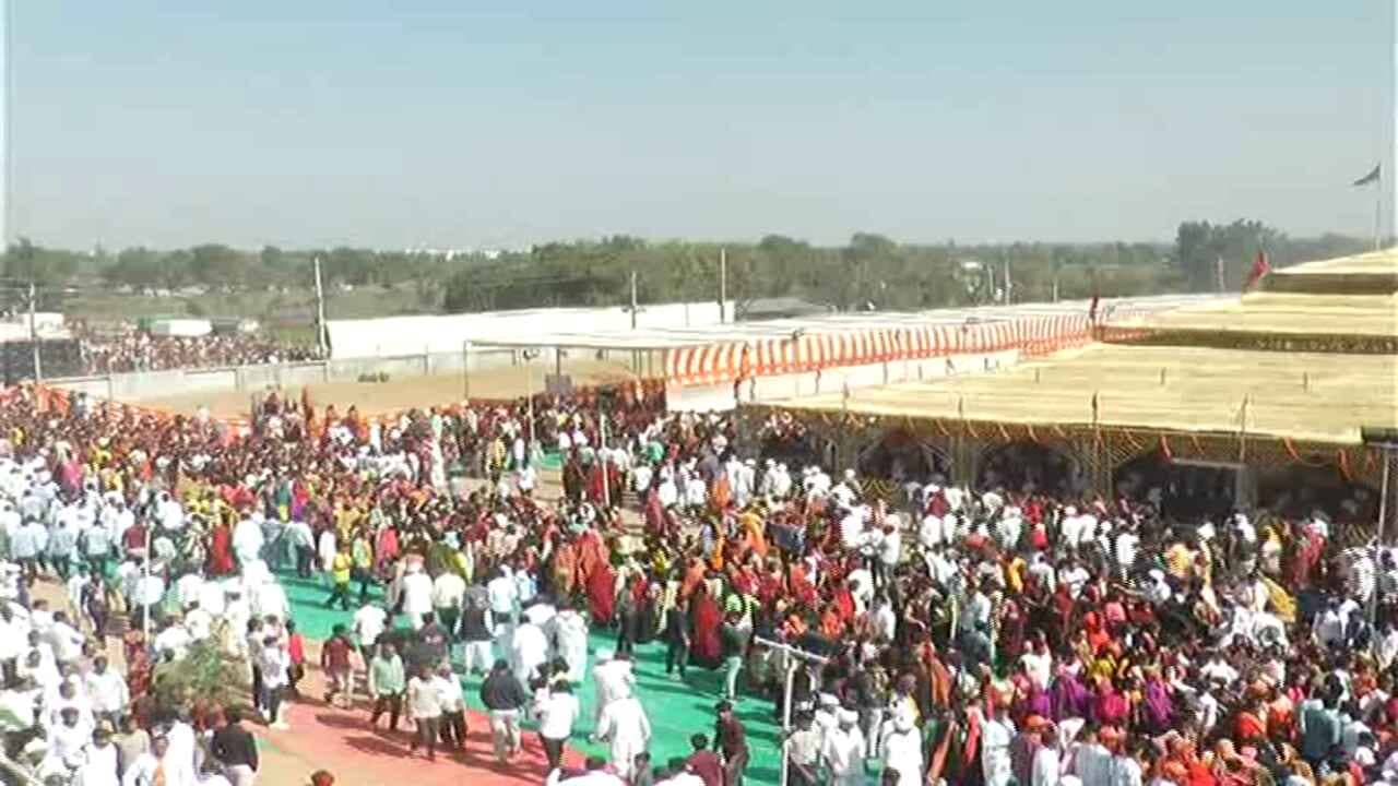 Gujarati Video : પાલનપુરમાં 108 કુંડી સહસ્ત્રચંડી યજ્ઞનો ત્રીજો દિવસ, બે દિવસમાં અંદાજે 5 લાખ શ્રદ્ધાળુએ કર્યા મા અર્બુદાના દર્શન