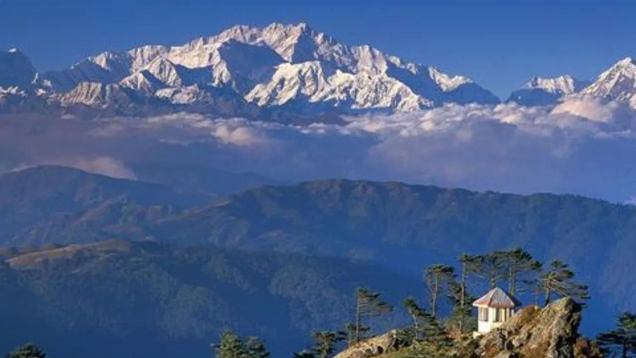 Mount Kanchenjunga: માઉન્ટ કંચનજંગા ભારત અને નેપાળમાં છે. તેના પર ચઢાઈ નેપાળથી થઈ શકે છે. કંચનજંગા પહાડ ભારતમાં ધાર્મિક મહત્વ ધરાવે છે. 