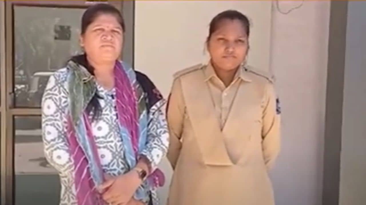 Gujarati Video : વલસાડના પારનેરા ગામમા વ્યાજખોરી કરતી મહિલા વિરૂદ્ધ નોંધાઈ ફરિયાદ, Videoમા જોવા મળ્યા પઠાણી ઉધરાણીના દ્રશ્યો