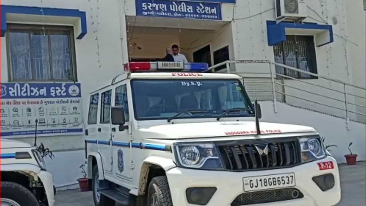 Gujarati Video : વડોદરાના કરજણમાં વ્યાજખોરોનો ત્રાસ યથાવત ! પીડિતે 1 મહિલા સહિત 3 વ્યાજખોર વિરૂદ્ધ નોધાવી ફરિયાદ