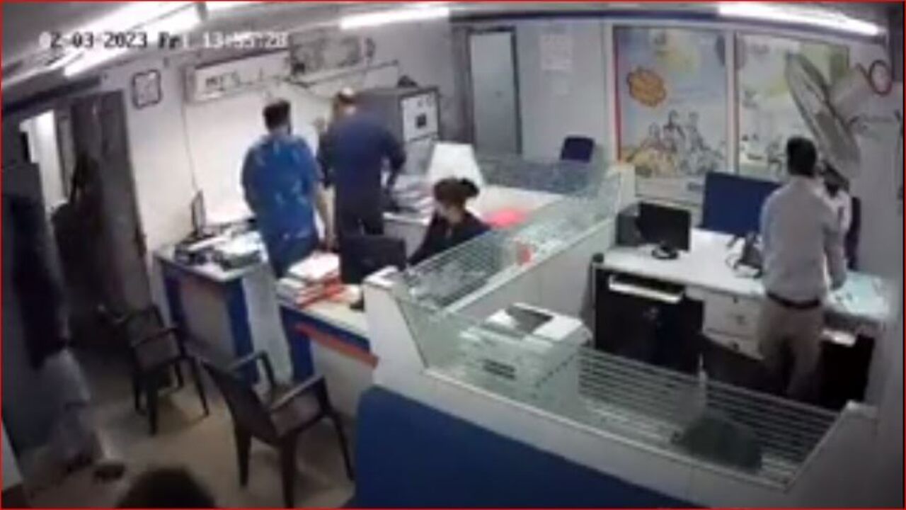 લોન માટે બેંકમાંથી વારંવાર આવી રહ્યા હતા ફોન, બે યુવકોએ બેંકમાં ઘુસીને કર્મચારીની ધોલાઈ કરી, જુઓ Viral Video