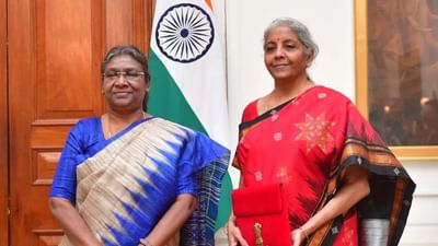 નાણામંત્રી નિર્મલા સીતારમણે આજે બજેટને લઈને રાષ્ટ્રપતિ દ્રૌપદી મુર્મુ સાથે મુલાકાત કરી હતી. તેમની સાથે નાણા રાજ્ય મંત્રી ભાગવત કરાડ, નાણા રાજ્ય મંત્રી પંકજ ચૌધરી અને નાણા મંત્રાલયના વરિષ્ઠ અધિકારીઓ રાષ્ટ્રપતિ ભવન પહોંચ્યા છે. આ સામાન્ય પ્રક્રિયા છે જે બજેટની રજૂઆત પહેલા અનુસરવામાં આવે છે. (Photo : Twitter)