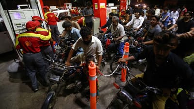 Pakistan Petrol Crisis: પાકિસ્તાન પાસે ડોલર બચ્યા નથી, સૌથી મોટી ઓઇલ રિફાઇનરી બંધ, દેશ મોટી ખુવારી તરફ આગળ વધી રહ્યો છે