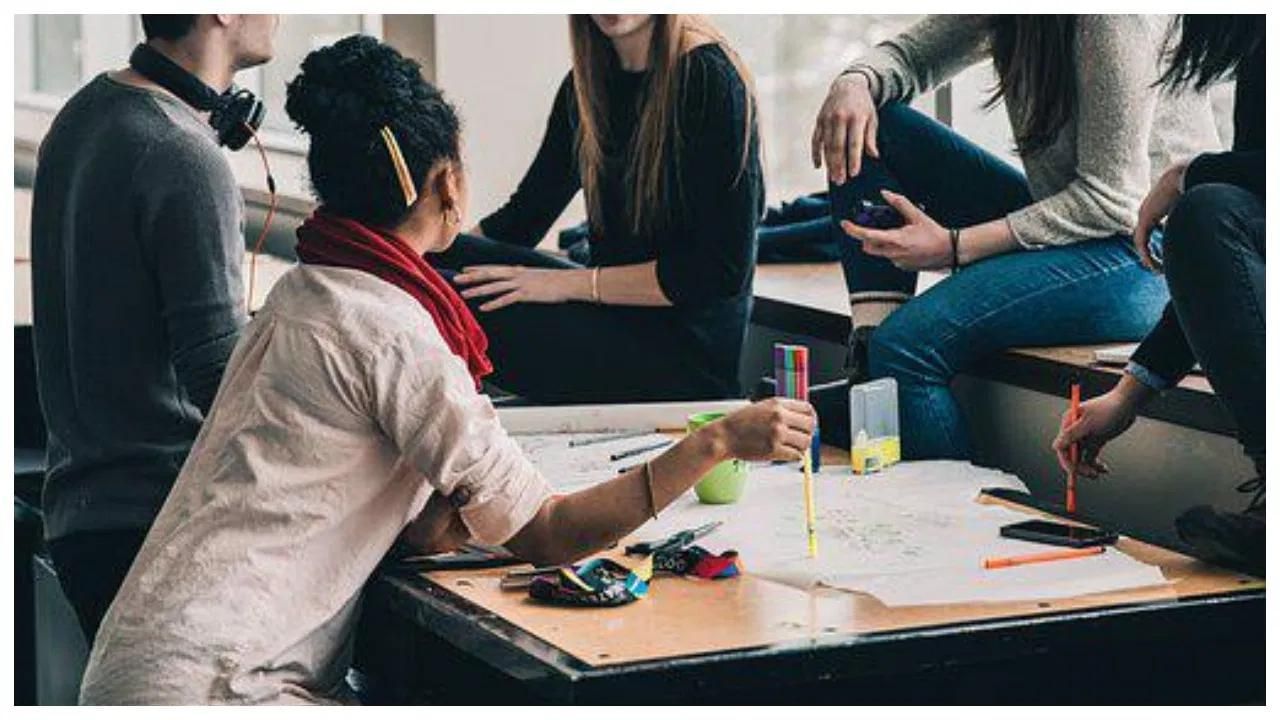 દરેક કામને હિંમતથી કરો - કોન્ફિડેન્સથી ભરેલા લોકો દરેક સમસ્યાનું સમાધાન કરી નાંખતા હોય છે. કોન્ફિડેન્સ વ્યક્તિત્વ પ્રત્યે લોકો ખુબ આકર્ષિત થાય છે. 