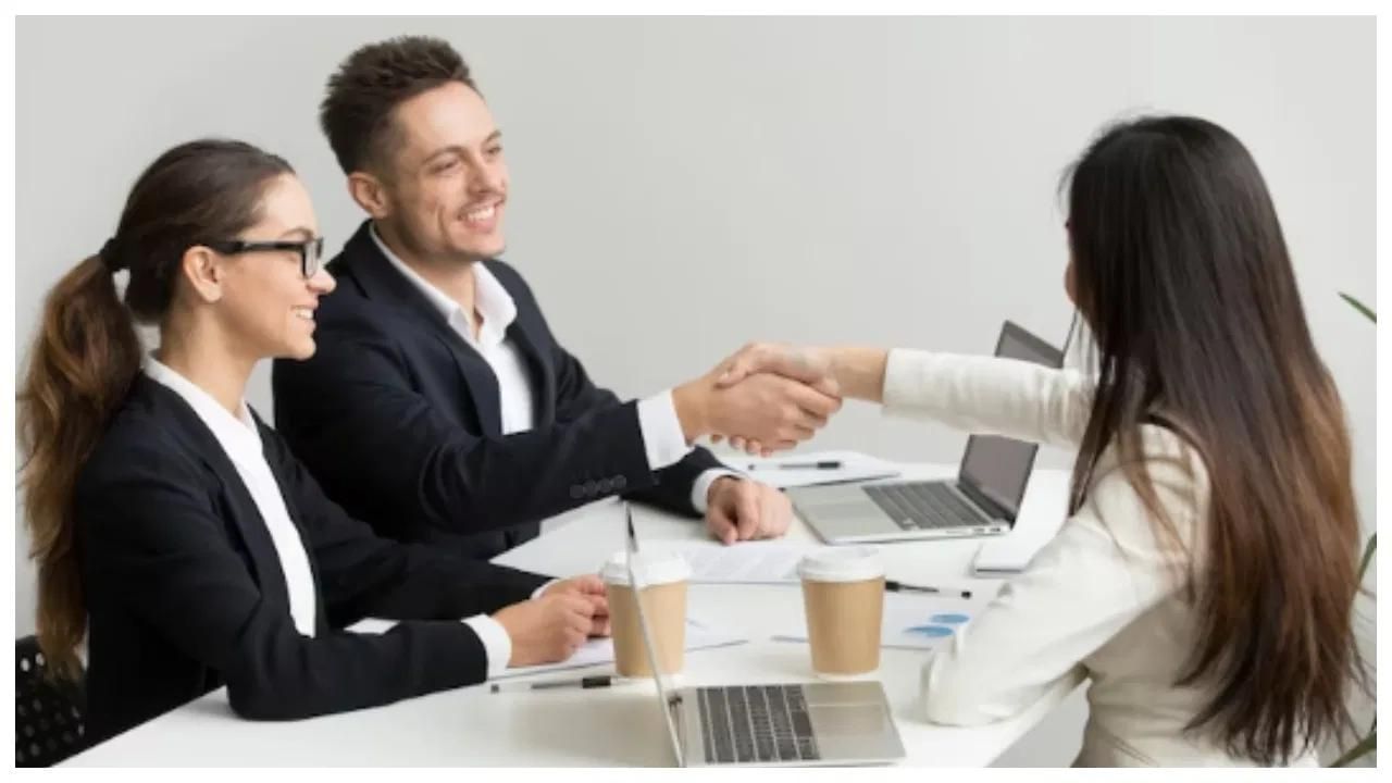 સારા શ્રોતા બનો - આ એક સમજદાર વ્યક્તિની ઓળખ છે. આવું વ્યક્તિત્વ ધરાવતા વ્યક્તિ લોકો વધારે પસંદ કરે છે. 