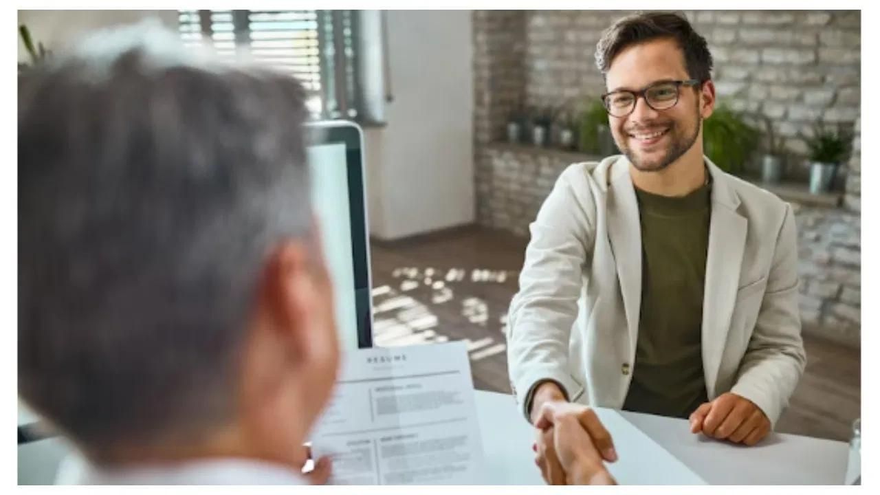 સારા વ્યક્તિત્વ માટે બોડી લેંગ્વેજ પર કામ કરવું પણ ખૂબ જ જરૂરી છે. તમે જે રીતે ચાલો છો, ઉઠો છો અને ખાઓ છો તે લોકો પર ઘણી અસર કરે છે. એટલા માટે સારા વ્યક્તિત્વ માટે સારી બોડી લેંગ્વેજ હોવી ખૂબ જ જરૂરી છે.