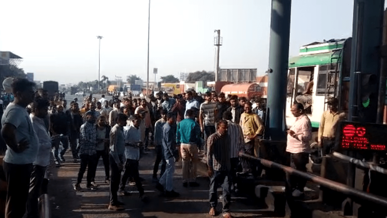 Gujarati video : સુરતના કામરેજ ટોલપ્લાઝા પર સ્થાનિક વાહનચાલકોનો હોબાળો, 5 ફેબ્રુઆરીથી ટોલટેક્સ વસૂલવાના નિર્ણય સામે વિરોધ