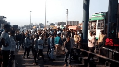 Gujarati video : સુરતના કામરેજ ટોલપ્લાઝા પર સ્થાનિક વાહનચાલકોનો હોબાળો, 5 ફેબ્રુઆરીથી ટોલટેક્સ વસૂલવાના નિર્ણય સામે વિરોધ