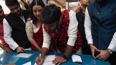 પોતાની વાત બધાની સામે રાખનારી બોલિવૂડ અભિનેત્રી સ્વરા ભાસ્કરે ફહાદ અહેમદ સાથે કોર્ટ મેરેજ કર્યા છે. તેણીએ સમાજવાદી પાર્ટીના નેતા ફહાદ અહેમદ સાથે લગ્ન કર્યા છે. સ્વરા એક એવી અભિનેત્રી છે, જે પોતાની સ્પષ્ટવક્તા શૈલી માટે જાણીતી છે, આ આદતને કારણે ઘણી વખત તેને ટ્રોલનો સામનો પણ કરવો પડ્યો છે. આ બધું હોવા છતાં આજે સ્વરાએ પોતાના દમ પર સિનેમામાં નામ અને પૈસા કમાયા છે. તેમજ બોલિવૂડ ઇન્ડસ્ટ્રીમાં પણ પોતાના દમ પર ખ્યાતિ મેળવી છે.