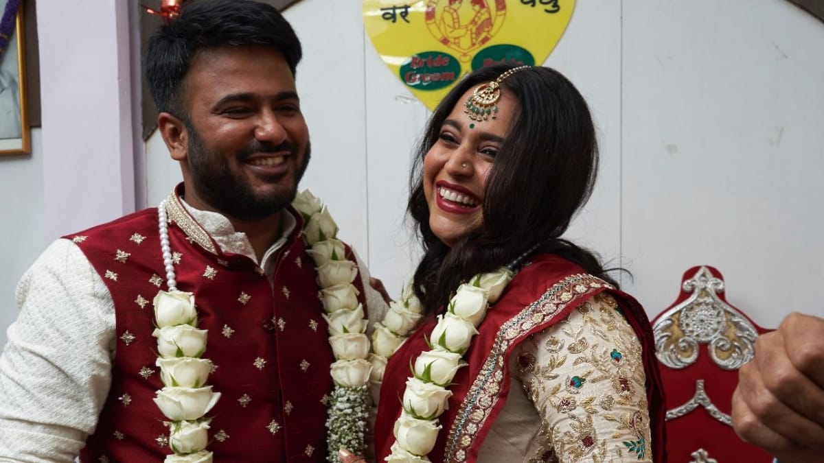 પતિ ફહદ અહમદને ભાઈ કહેવા બદલ સ્વરા ભાસ્કરને કરવામાં આવી ટ્રોલ, લોકોએ કહ્યું- ભૈયાથી સીધા સૈયા પતિ ફહદ અહમદને ભાઈ કહેવા બદલ સ્વરા ભાસ્કરને કરવામાં આવી ટ્રોલ, લોકોએ કહ્યું- ભૈયાથી સીધા સૈયા