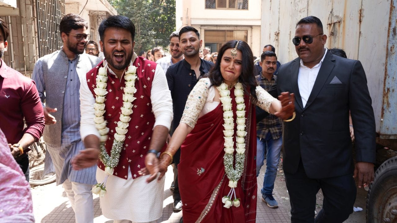 દિલ્હીમાં જન્મેલી સ્વરા ભાસ્કરે ઇન્ડસ્ટ્રીમાં તેની સફર નાના પડદાથી શરૂ કરી અને ટૂંક સમયમાં જ તે મોટા પડદા પર ફેમસ થઈ ગઈ.