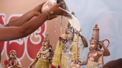 
હૈદરાબાદ પાસે હાલમાં ચાલી રહેલા સમતા કુંભ 2023નો રવિવારે ચોથો દિવસ હતો. આ દરમિયાન રામાનુંજાચાર્ય-108 દિવ્યદેશ બ્રોહ્મોત્સવમના ભાગ રુપે સવારે 11 વાગ્યે તિરુમંજના સેવાનું આયોજન કરવામાં આવ્યું હતું. કાલે ગરુડ સેવા કરનારાઓએ 18 દિવ્યદેશોની મૂર્તિઓનું અભિષેક કર્યું હતું.  