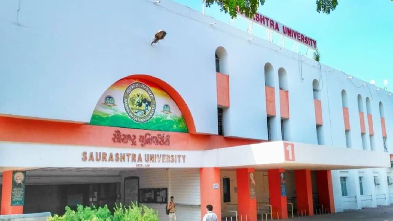 Rajkot : પેપરલીક કાંડની તપાસમાં કુલડીમાં ગોળ ભંગાઈ જશે ? સૌરાષ્ટ્ર યુનિવર્સિટી ક્યારે સિરિયસ થશે