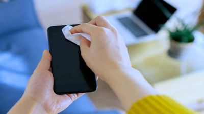 Tech Tips: ફોન સાફ કરતા સમયે આ ભૂલ ક્યારેય ન કરવી, કાયમ માટે ખરાબ થઈ શકે છે સ્ક્રિન