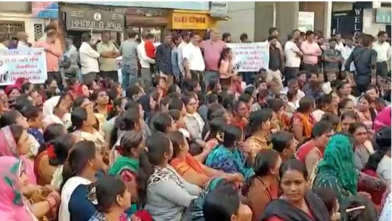 સુરતના વરાછામાં ઇન્ડસ્ટ્રીયલ બાંધકામનો વિરોધ, સ્થાનિકોએ પાલિકામાં કર્યુ હલ્લાબોલ