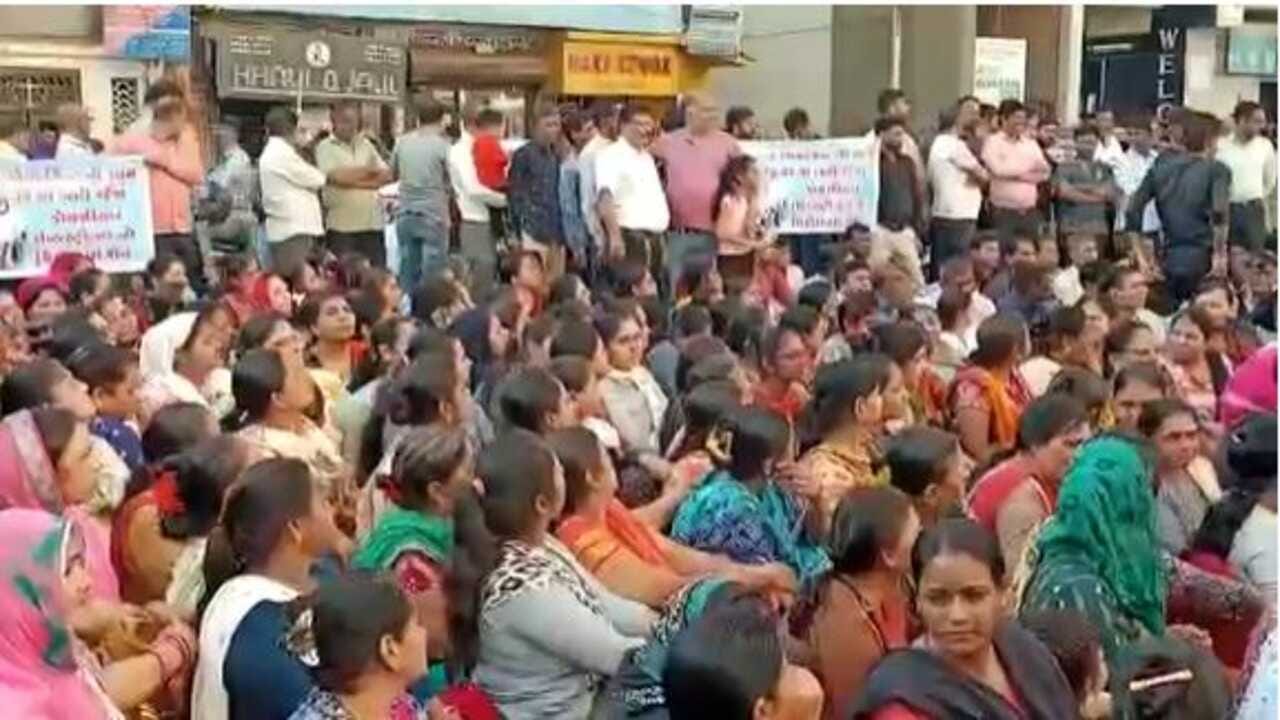 સુરતના વરાછામાં ઇન્ડસ્ટ્રીયલ બાંધકામનો વિરોધ, સ્થાનિકોએ પાલિકામાં કર્યુ હલ્લાબોલ