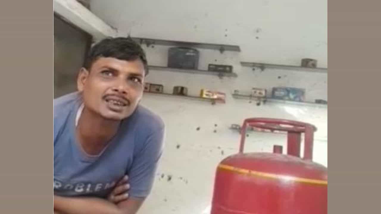 Viral Video : સુરતના પલસાણામાં ખુલ્લેઆમ રાંધણ ગેસનું વેચાણ કરવાનો વીડિયો વાયરલ