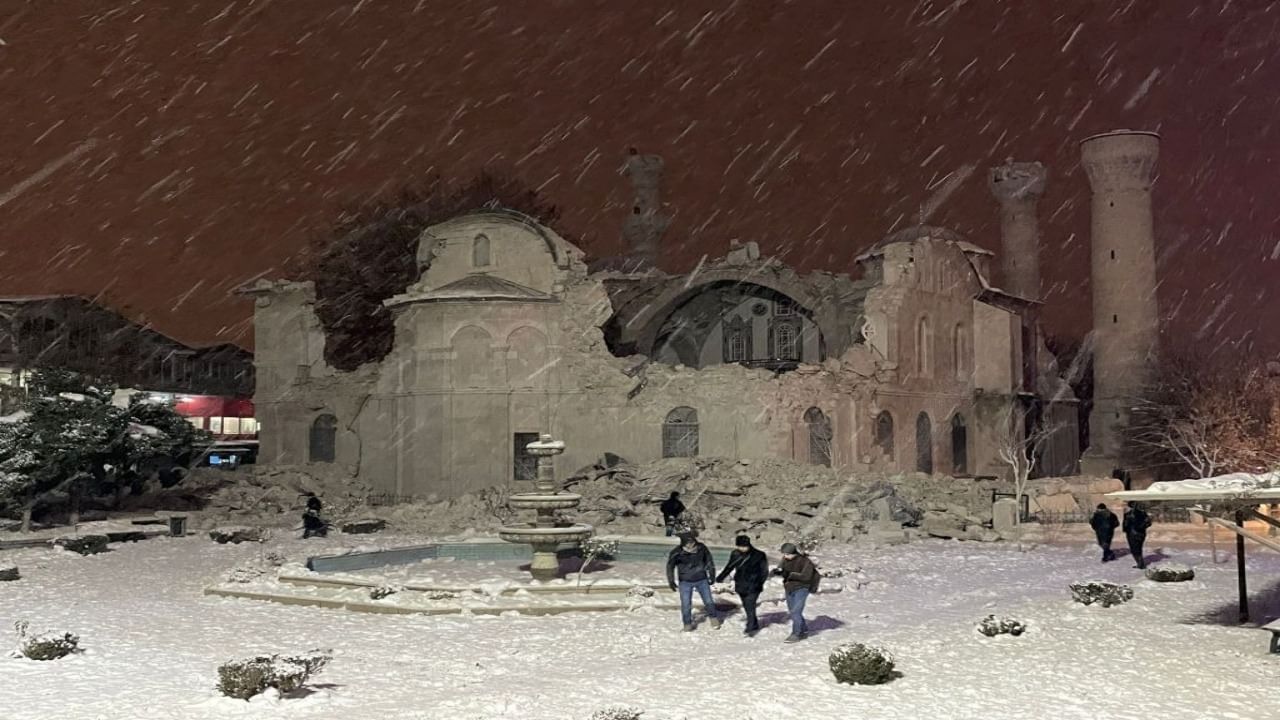 તુર્કીમાં તબાહી: પહેલા ભૂકંપ હવે હિમવર્ષા, ભારે વાવાઝોડાને કારણે બચાવ કામગીરી અટકી