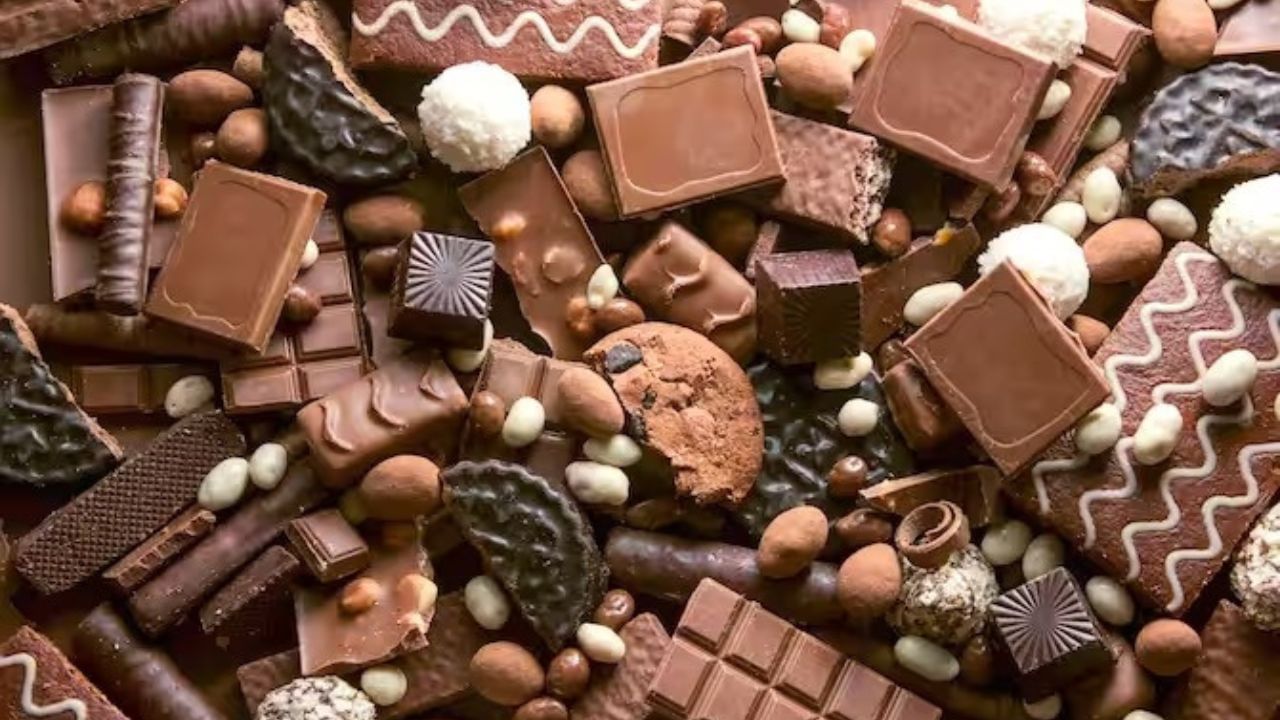9 ફેબ્રુઆરી (Chocolate Day) - વેલેન્ટાઈન વીકના ત્રીજા દિવસે ચોકલેટ ડેની ઉજવણી કરવામાં આવે છે. આ દિવસે લવર્સ પોતાના ક્રશને તેમની મનપસંદ ચોકલેટ ગિફટ કરે છે. 
