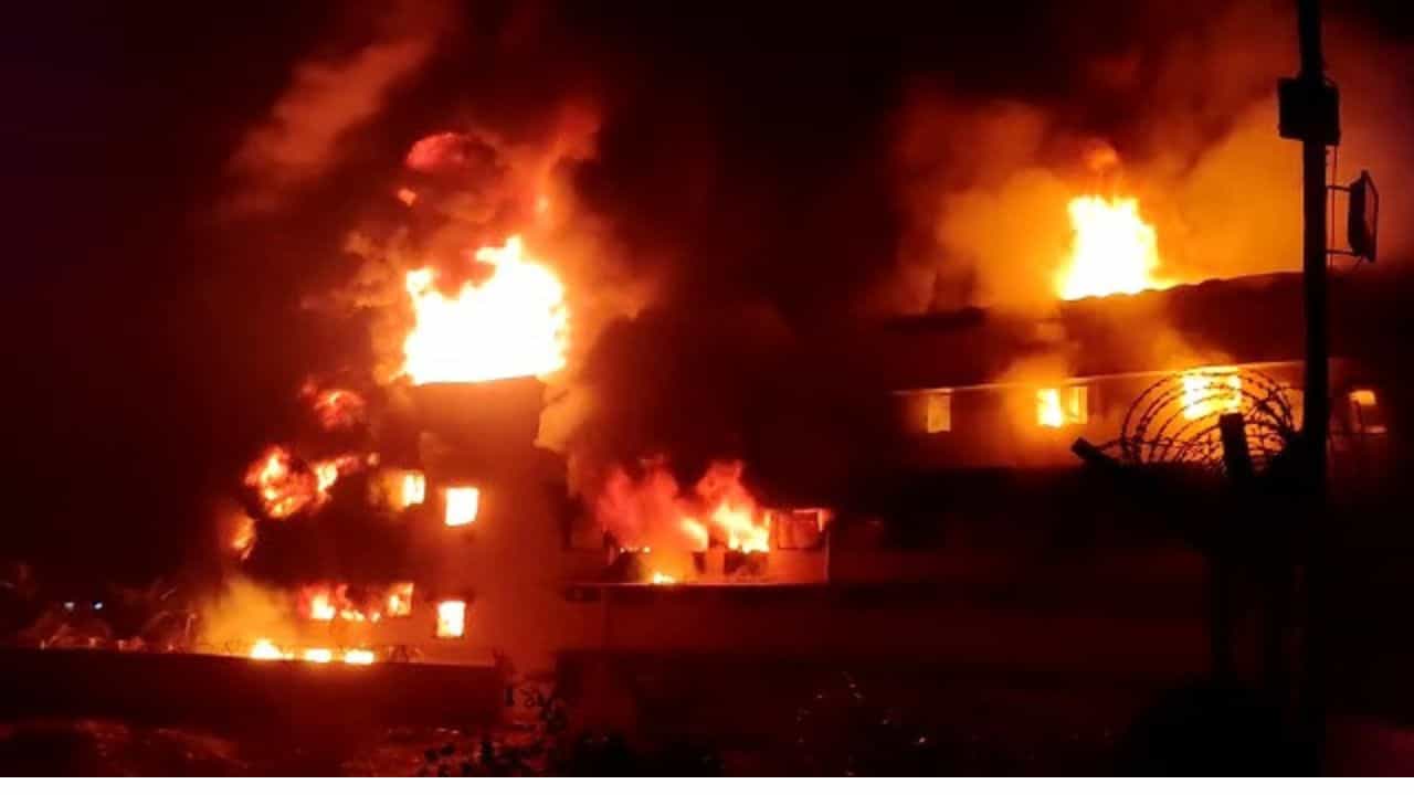 Gujarati Video : વલસાડની ઉમરગામ GIDCની કંપનીમાં ભીષણ આગ, ફાયરની ટીમ ઘટના સ્થળે