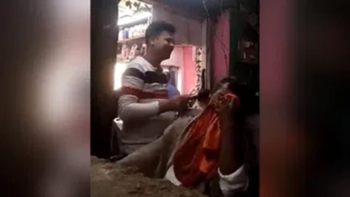 Viral Funny video: દુકાનમાં વાગ્યું એવું ગીત કે વાળ કપાવતા કપાવતા હીબકે ચઢયો આ યુવક, જુઓ Viral Video Viral Funny video: દુકાનમાં વાગ્યું એવું ગીત કે વાળ કપાવતા કપાવતા હીબકે ચઢયો આ યુવક, જુઓ Viral Video