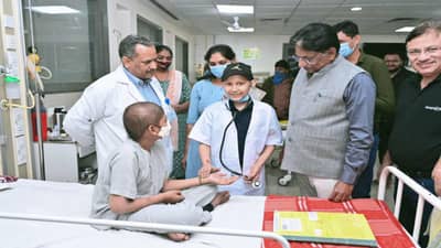 World Cancer Day : લોહીના કેન્સરની સારવાર કરાવતા કલ્પ માટે આરોગ્યમંત્રી ઋષિકેશ પટેલ બની ગયા દર્દી અને બાળદર્દીને બનાવ્યો ડોક્ટર