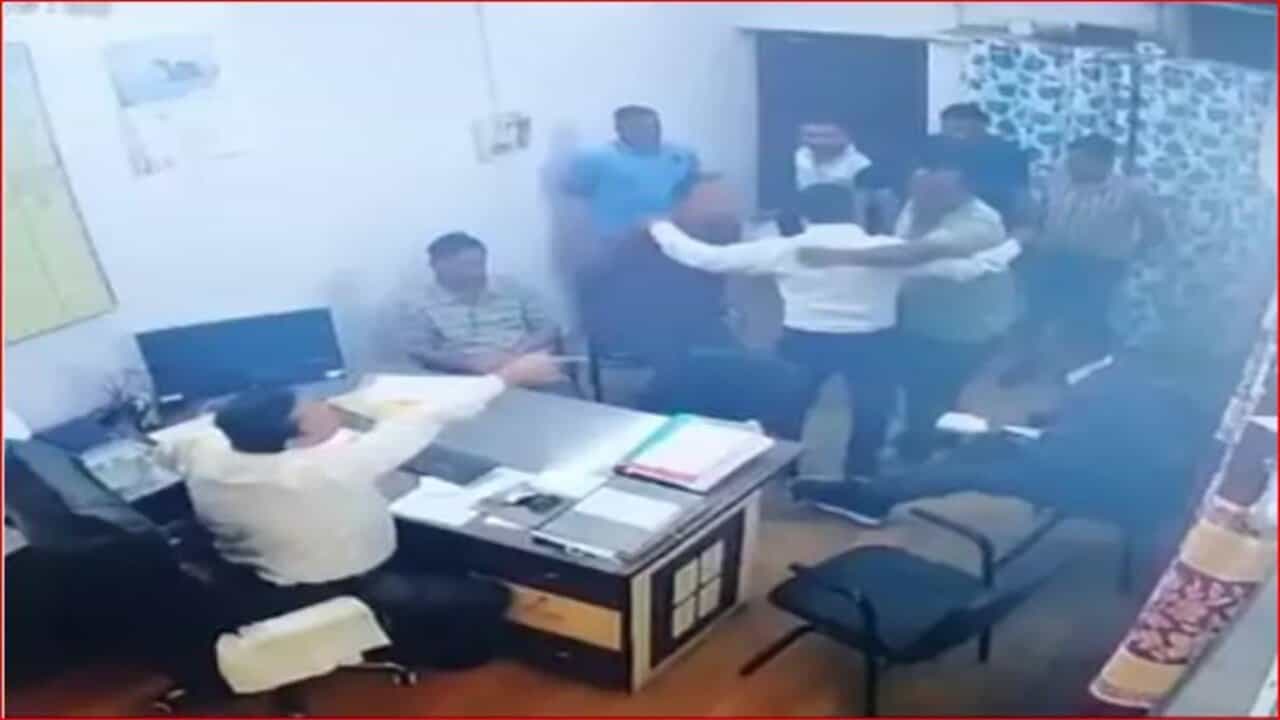 બોરસદમાં દબાણ હટાવવા મામલે ચીફ ઓફિસરને જાનથી મારી નાખવાની ધમકી આપનારા 2 શખ્સોની કરાઈ ધરપકડ