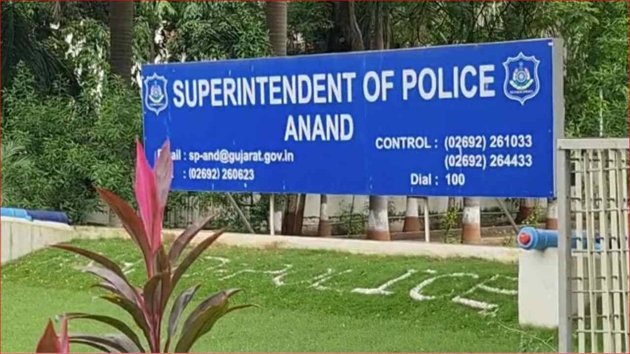 Gujarati Video : આણંદમાં નક્લી માર્કશીટના આધારે વિદેશ મોકલવાનું કૌભાંડ ઝડપાયુ, આરોપી પાસેથી  189 બોગસ સર્ટી જપ્ત કરાયા