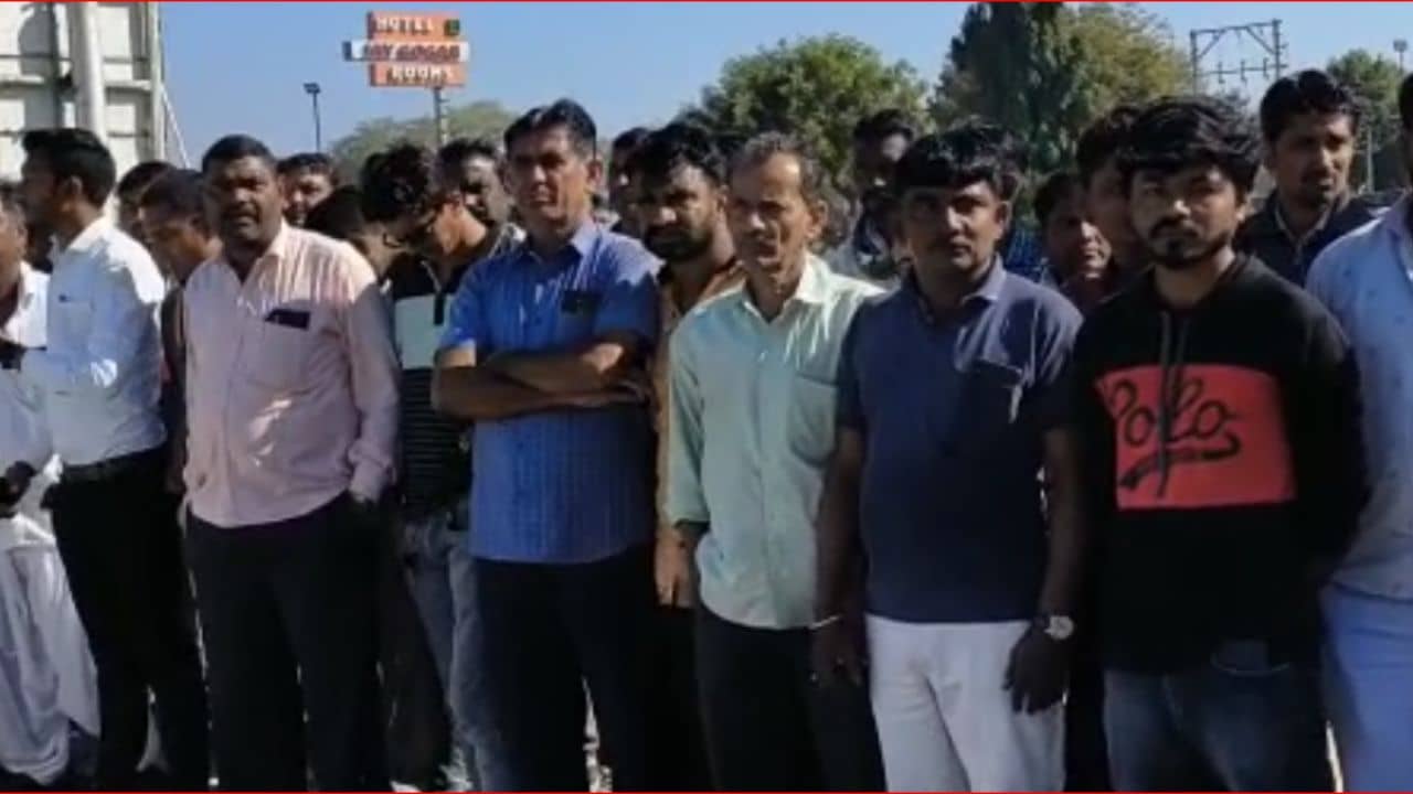 Gujarati Video : બનાસકાંઠાના પાલનપુરમાં ખેમાણા ટોલ પ્લાઝા પાસેના સર્વિસ રોડ બનાવવાની માગ સાથે સ્થાનિકોનો નેશનલ હાઈવ પર ચક્કાજામ, MLA કાંતિ ખરાડી પર જોડાયા