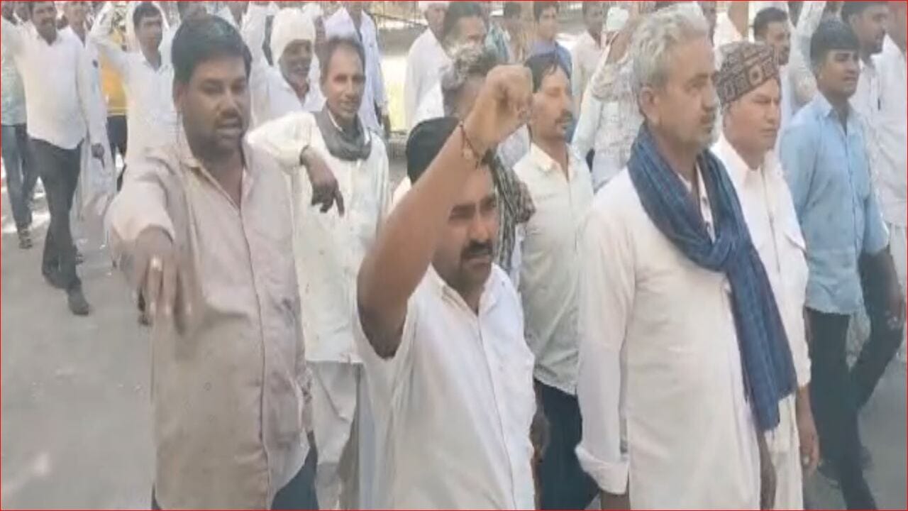 બનાસકાંઠામાં ભારતમાલા પ્રોજેક્ટ સામે ખેડૂતોનો વિરોધ યથાવત, વળતરની રકમ નક્કી કરવાની ઉગ્ર માગ બનાસકાંઠામાં ભારતમાલા પ્રોજેક્ટ સામે ખેડૂતોનો વિરોધ યથાવત, વળતરની રકમ નક્કી કરવાની ઉગ્ર માગ