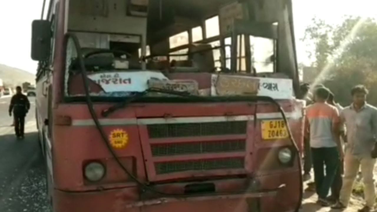 Gujarati Video : તાપીના સોનગઢમાં એસ.ટી બસ અને ટ્રક વચ્ચે ગમખ્વાર અકસ્માત સર્જાયો, જુઓ Video Gujarati Video : તાપીના સોનગઢમાં એસ.ટી બસ અને ટ્રક વચ્ચે ગમખ્વાર અકસ્માત સર્જાયો, જુઓ Video