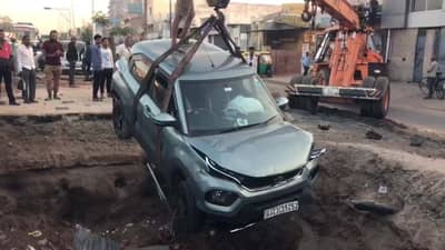 Gujarati Video : આણંદની કૃષિ યુનિવર્સિટીના પૂર્વ VC કાર સાથે AMCએ ખોદેલા ખાડામાં ખાબક્યા, સમયસૂચકતાને કારણે થયો બચાવ