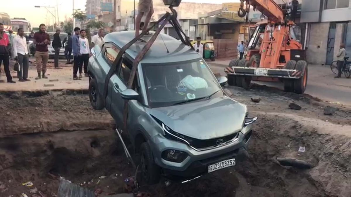 Gujarati Video : આણંદની કૃષિ યુનિવર્સિટીના પૂર્વ VC કાર સાથે AMCએ ખોદેલા ખાડામાં ખાબક્યા, સમયસૂચકતાને કારણે થયો બચાવ