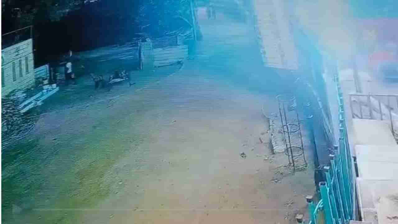 Ahmedabad : વસ્ત્રાપુર લેકમાં ચોકીદાર યુવકની પાવડાના ઘા ઝીંકી ક્રુર હત્યા, હત્યાનું કારણ અકબંધ, જુઓ CCTV દ્રશ્યો