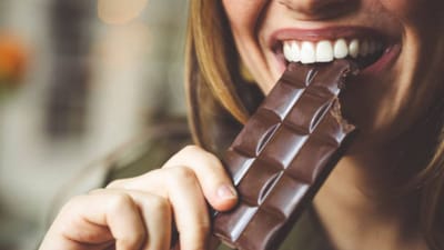 14 ફેબ્રુઆરીએ વી-ડેની ઉજવણી કરવી એ એક રોમેન્ટિક રીત છે ત્યારે આ ખાસ દિવસે તમે તમારા ખાસ વ્યક્તિ ભેટ આપવા માંગો છો પણ તમારું વૉલેટ તમારી પ્રેમિકા માટે વિશ્વ ખરીદવાની તમારી ઇચ્છાને સમર્થન કરતું નથી, તો ચિંતા કરશો નહીં. અમે આપના માટે સૌથી સસ્તી ભેટનો આઈડિયા લઈને આવ્યા છે જે તમારા બજેટમાં પણ આવી જશે જેમાંથી 1 ચોકલેટ: મોટાભાગની છોકરીઓને ચોકલેટ બહુ ગમે છે. વેલેન્ટાઈન વીકમાં કપલ્સ માટે અલગ ચોકલેટ ડે હોય છે. આવી સ્થિતિમાં, જો તમે આ ખાસ દિવસ પર તમારી ગર્લફ્રેન્ડને મળો છો, તો તમે તેને ભેટ તરીકે ચોકલેટ આપીને આશ્ચર્યચકિત કરી શકો છો. ચોકલેટ રૂ.100થી ઓછી કિંમતમાં આવશે અને તેમને પણ ખુશ કરશે.