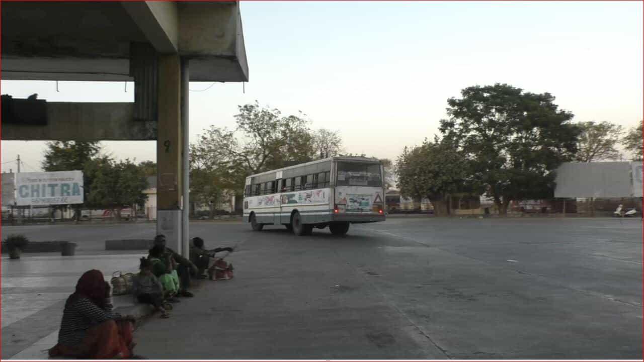 ધોરાજીમાં એસ.ટી. ડેપોની ખખડધજ હાલત, બસસ્ટેન્ડની છત પરથી પોપડા પડતા મુસાફરોના જીવને જોખમ