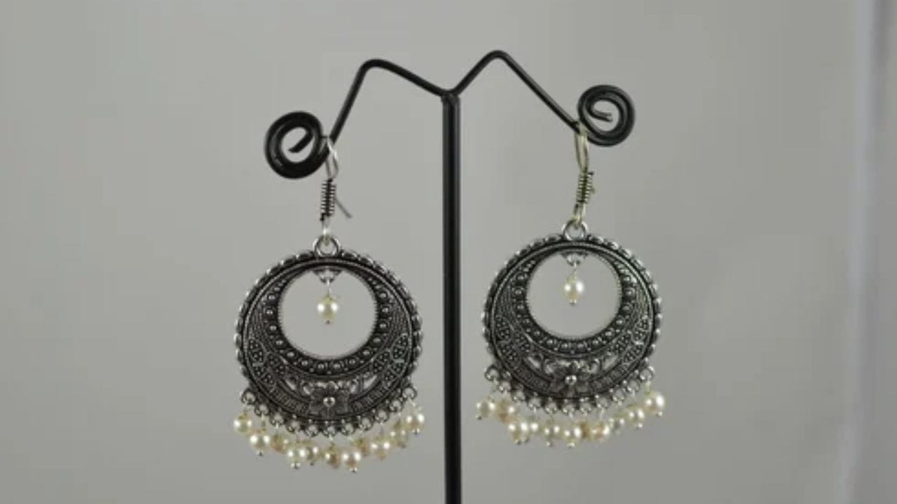 4. ઈયરિંગ્સ: મોટાભાગની છોકરીઓને ઈયરિંગ્સ પસંદ હોય છે. જ્વેલરી અને એસેસરીઝનો ઉપયોગ દરેક છોકરી કરે છે. આ ખાસ દિવસ પર જો તમે તમારી ગર્લફ્રેન્ડને ઓછા બજેટમાં ગિફ્ટ કરવા માંગો છો તો તમે ઈયરિંગ્સ આપી શકો છો. તમને કોઈપણ સ્થાનિક બજારમાં રૂ.100થી ઓછી કિંમતમાં બુટ્ટી, ઝુમકા વગેરે મળશે. ઓનલાઈન શોપિંગ કરતી વખતે પણ તમે આ બજેટમાં ગર્લફ્રેન્ડ માટે ઈયરિંગ્સ ખરીદી શકો છો.