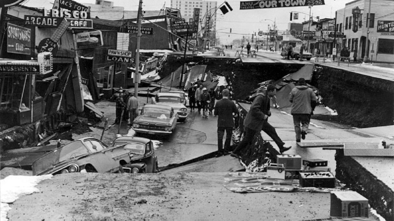 27 માર્ચ, 1964ના રોજ અમેરિકાના અલાસ્કામાં કુલ 9.3ની તીવ્રતાનો ભૂકંપ આવ્યો હતો. 4 મિનિટ 38 સેકેન્ડ સુધી અનુભવાયેલા આ ભૂકંપને કારણે અલાસ્કાનો નકશો બદલાઈ ગયો હતો. 