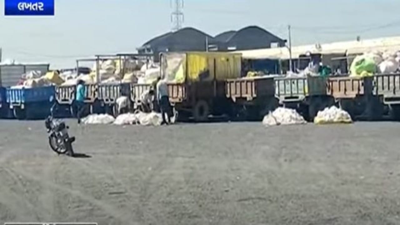 કપાસના ભાવમાં કડાકો થતા ખેડૂતોમાં રોષ, લખતરમાં ખેડૂતોએ કપાસ સળગાવી દેવાની ચીમકી ઉચ્ચારી, જુઓ VIDEO કપાસના ભાવમાં કડાકો થતા ખેડૂતોમાં રોષ, લખતરમાં ખેડૂતોએ કપાસ સળગાવી દેવાની ચીમકી ઉચ્ચારી, જુઓ VIDEO