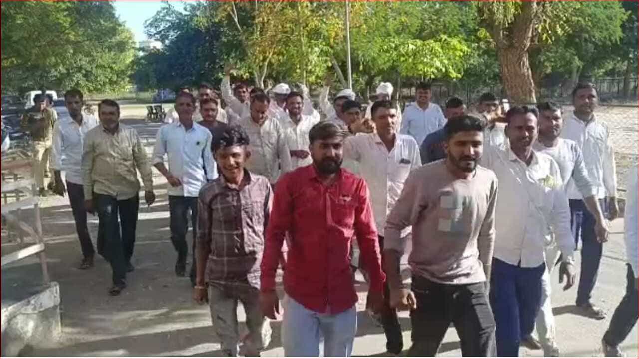 Gujarati Video: બનાસકાંઠામાં થરાદ-અમદાવાદ એક્સપ્રેસ વેની સર્વેની કામગીરી બંધ કરવાની માગ સાથે ખેડૂતો રસ્તા પર ઉતર્યા